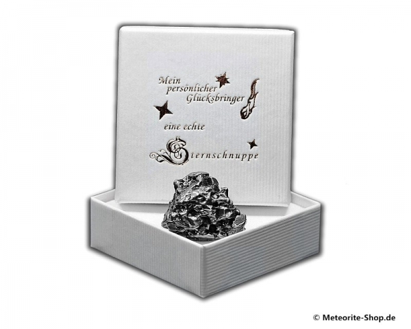 Glücksbringer-Sternschnuppe als Eisenmeteorit in weißer Glücksbringer-Geschenkbox